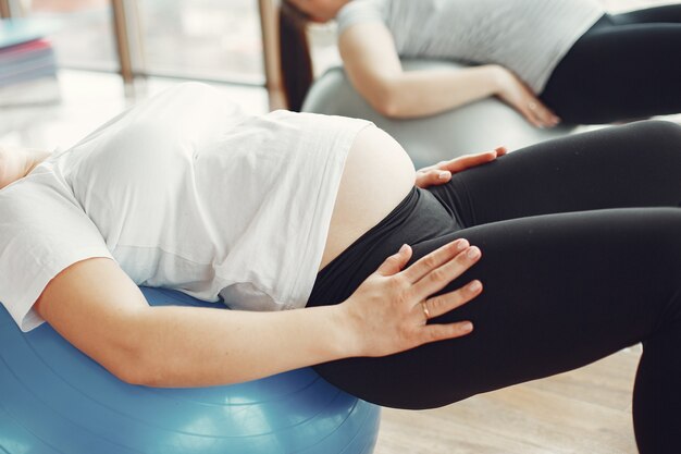 Mujeres embarazadas haciendo yoga en un gimnasio