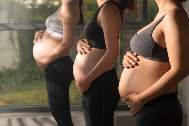 Mujeres embarazadas practicando yoga juntas