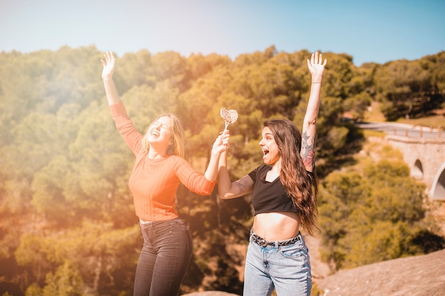 Mujeres emocionadas con piruletas