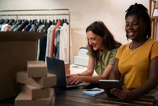 Mujeres empacando ropa en una tienda de segunda mano