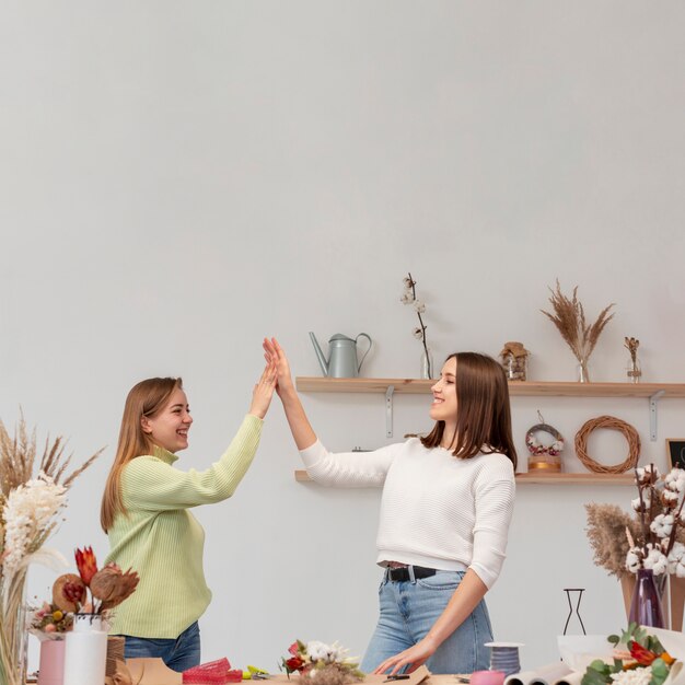 Mujeres emprendedoras en su pequeña empresa.