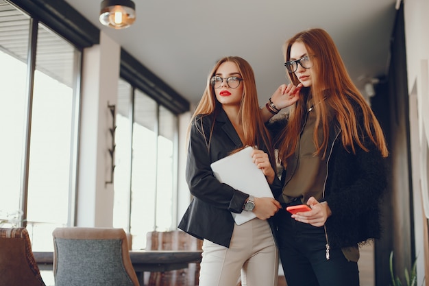 Foto gratuita mujeres empresarias en un café