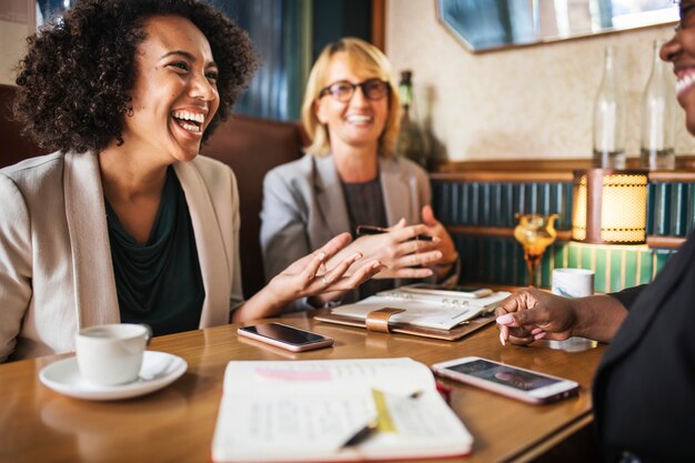 Mujeres empresarias discutiendo y divirtiéndose