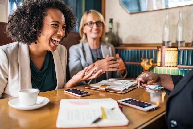 Mujeres empresarias discutiendo y divirtiéndose