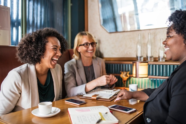 Mujeres empresarias discutiendo y divirtiéndose