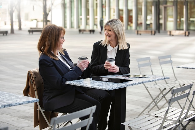 Mujeres empresarias empoderadas trabajando juntas