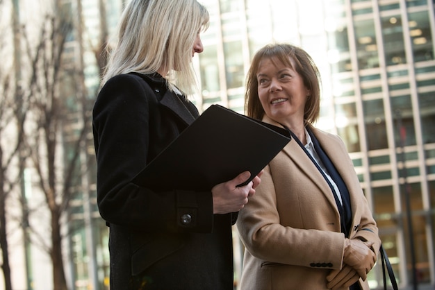 Mujeres empresarias empoderadas trabajando juntas