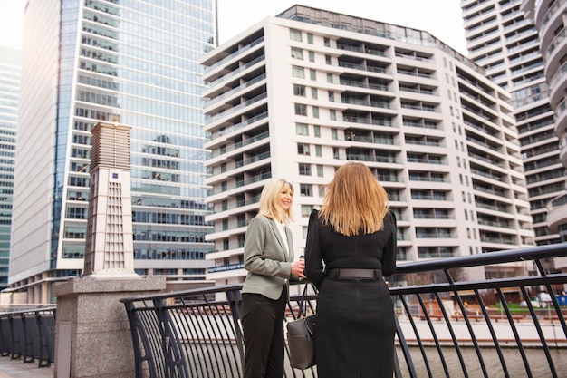 Mujeres empresarias empoderadas trabajando juntas