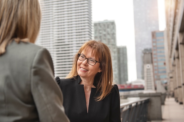 Mujeres empresarias empoderadas trabajando juntas