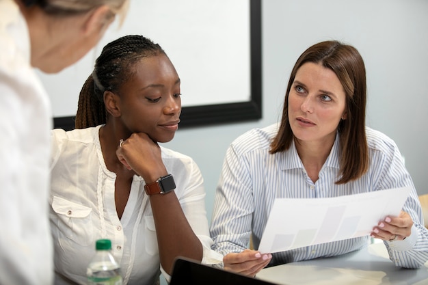 Mujeres empresarias empoderadas en el trabajo