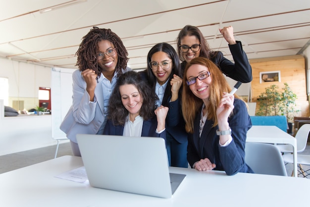 Foto gratuita mujeres empresarias felices celebrando el éxito