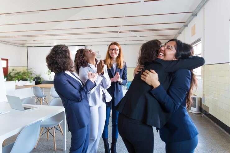 Foto gratuito mujeres empresarias felices reunidos en la oficina
