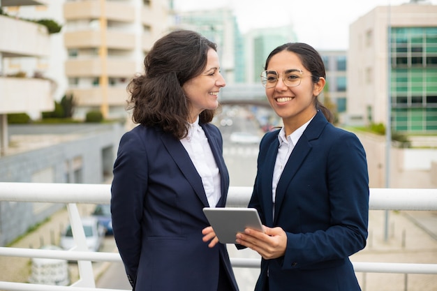 Mujeres empresarias felices con tableta digital