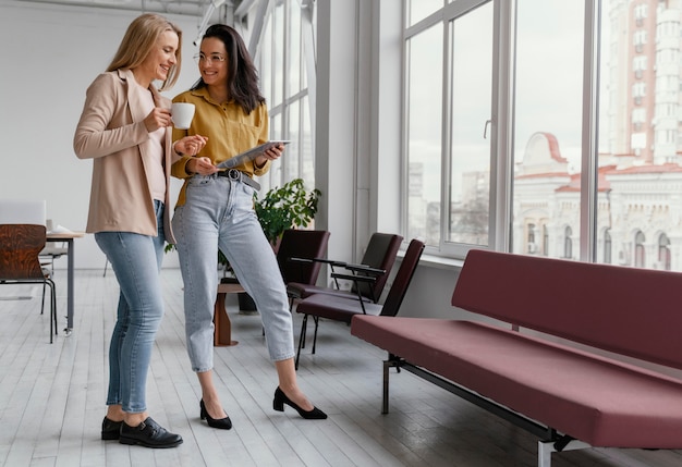 Mujeres empresarias hablando con espacio de copia