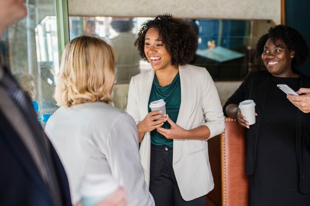 Mujeres empresarias hablando entre sí