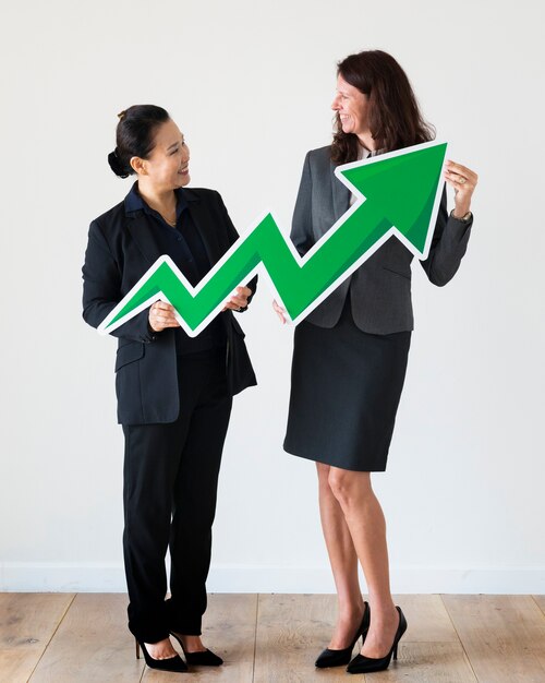 Mujeres empresarias con icono de estadísticas de beneficios