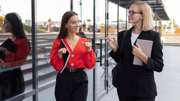 Mujeres empresarias con lenguaje de señas en el trabajo al aire libre