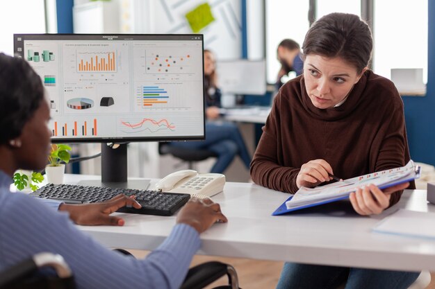 Mujeres empresarias planificación de estrategia financiera mirando equipo trabajando juntos en la puesta en marcha de la empresa officet