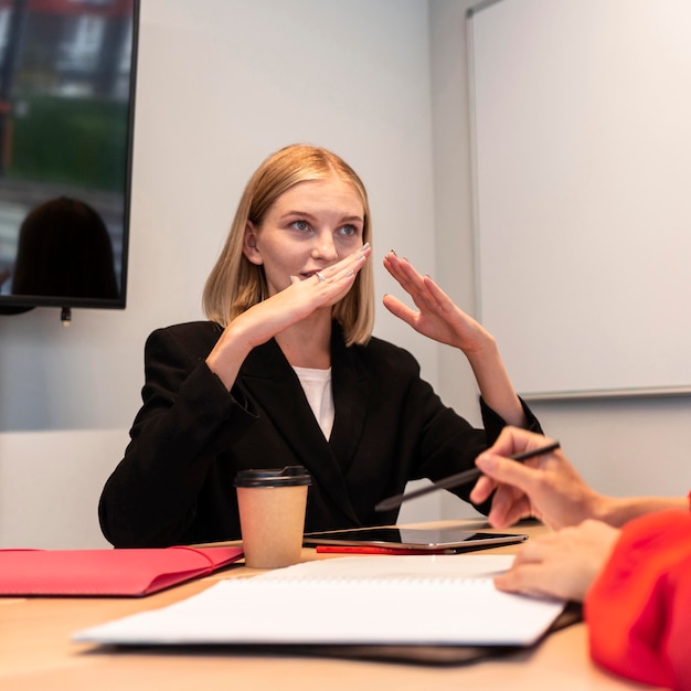 Mujeres empresarias que utilizan el lenguaje de señas para hablar entre sí