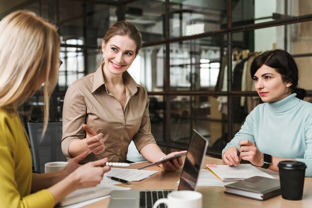 Mujeres empresarias durante una reunión en el interior