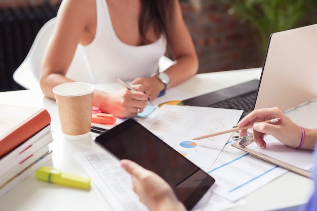 Mujeres empresarias en una reunión en la oficina