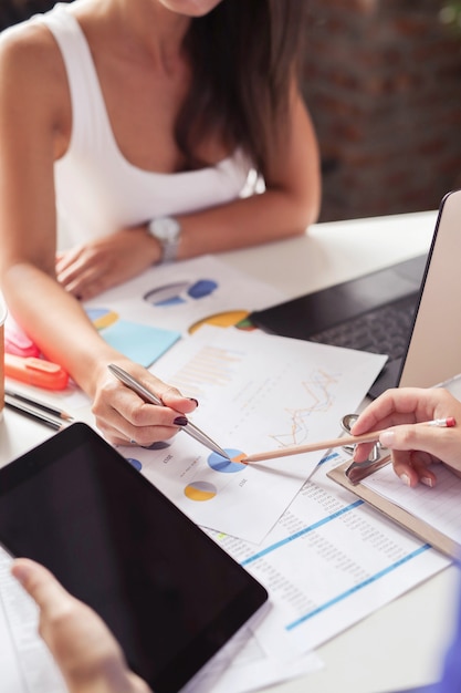 Mujeres empresarias en una reunión en la oficina