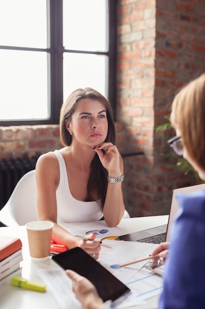 Foto gratuita mujeres empresarias en una reunión en la oficina