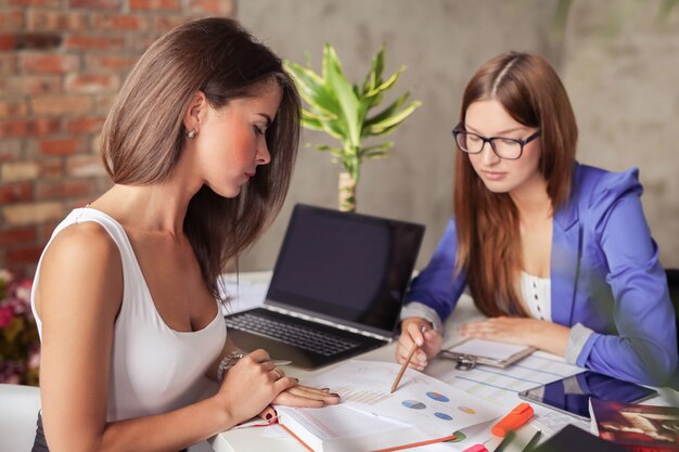 Mujeres empresarias en una reunión en la oficina