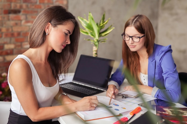 Mujeres empresarias en una reunión en la oficina