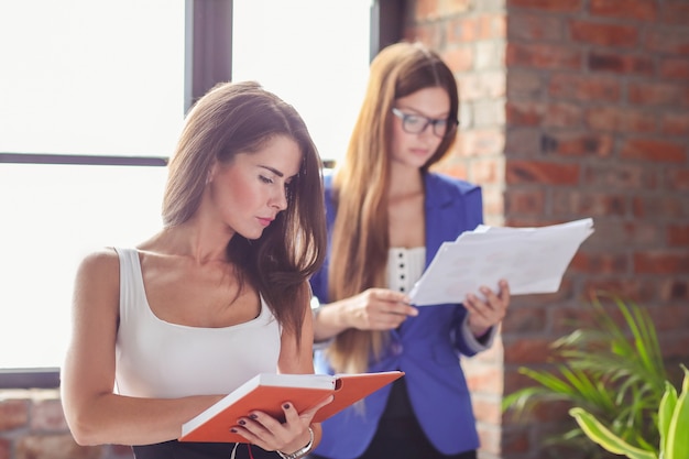 Foto gratuita mujeres empresarias en una reunión en la oficina