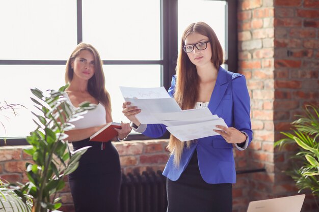 Mujeres empresarias en una reunión en la oficina