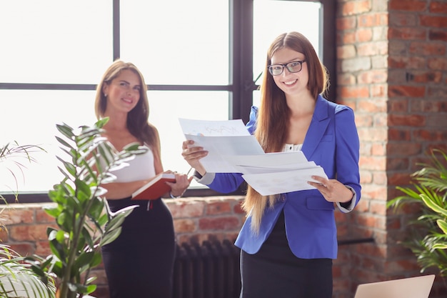 Foto gratuita mujeres empresarias en una reunión en la oficina