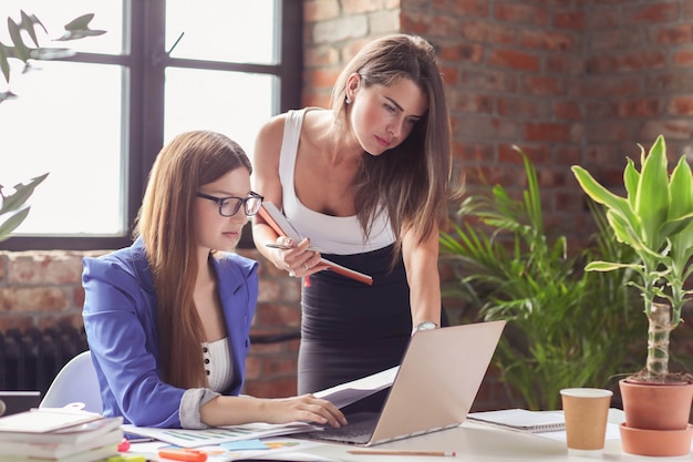 Mujeres empresarias en una reunión en la oficina