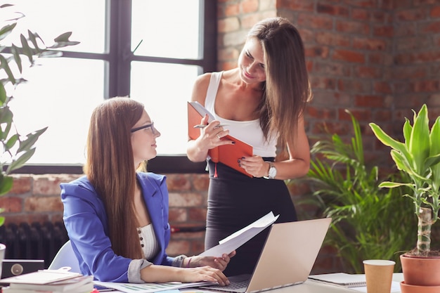 Mujeres empresarias en una reunión en la oficina