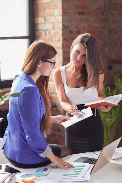 Mujeres empresarias en una reunión en la oficina