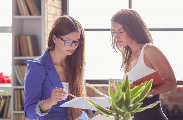 Mujeres empresarias en una reunión en la oficina