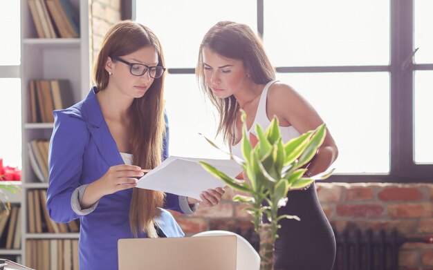 Mujeres empresarias en una reunión en la oficina