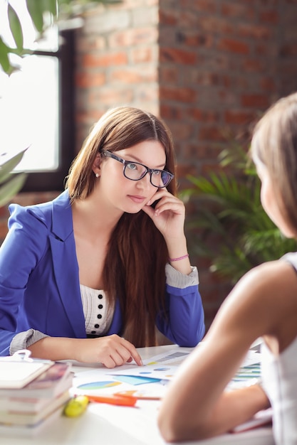 Mujeres empresarias en una reunión