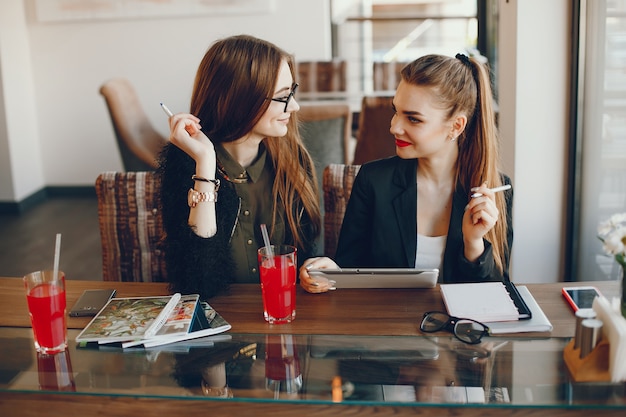 Mujeres empresarias sentadas en un café