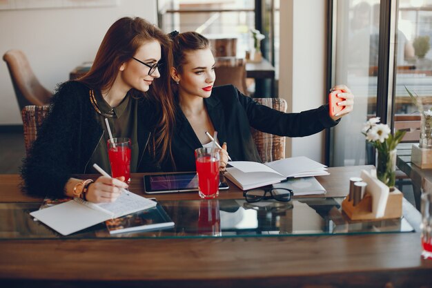 Mujeres empresarias sentadas en un café