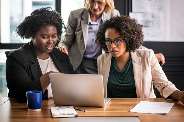 Mujeres empresarias trabajando en una computadora portátil