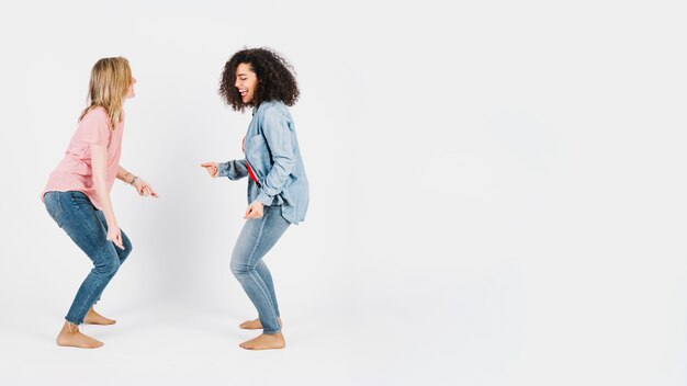 Mujeres encantadoras bailando juntas