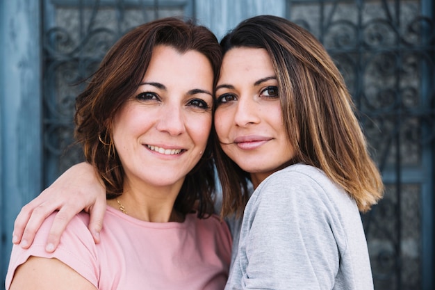 Foto gratuita mujeres encantadoras cerca de la puerta