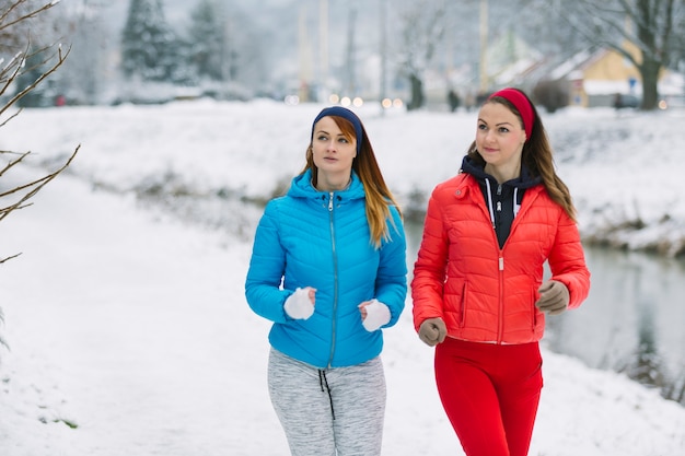 Foto gratuita mujeres encantadoras corriendo en invierno