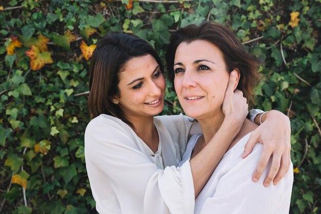 Mujeres encantadoras en el hermoso jardín