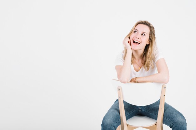 Mujeres encantadoras en silla