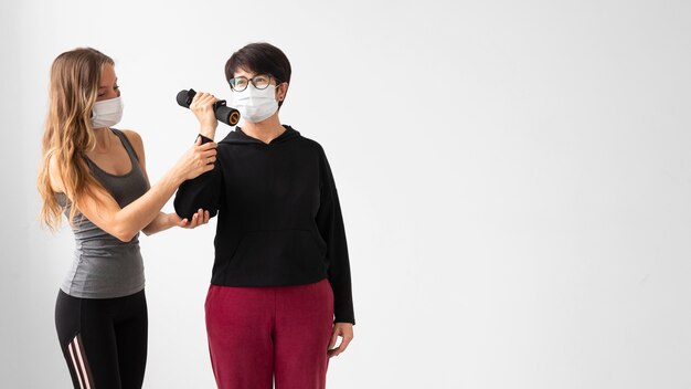 Mujeres con entrenamiento de mascarillas con espacio de copia