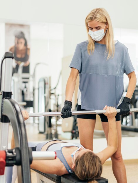 Mujeres entrenando en el gimnasio durante la pandemia