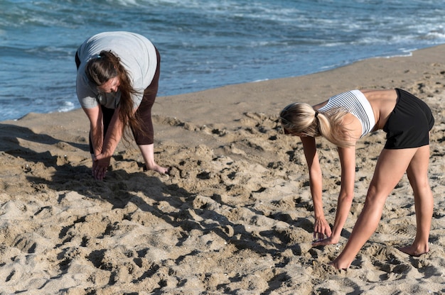 Foto gratuita mujeres entrenando juntas afuera