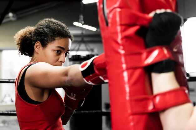 Mujeres entrenando juntas en el centro de boxeo